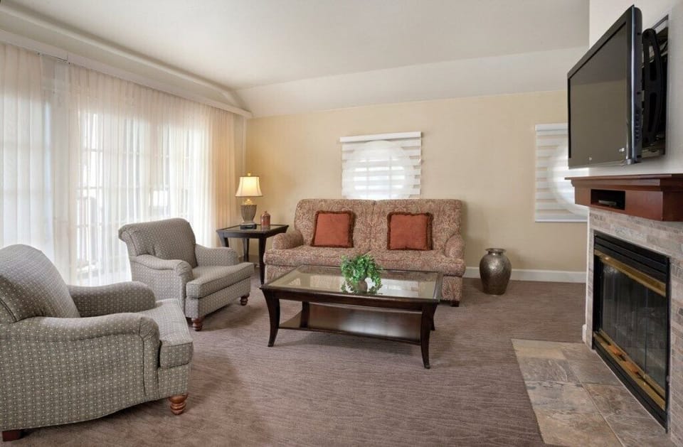 6a8ea723-5d5b-43fc-b82a-5dc185ef4502_WorldMarkClearLake_6.jpg