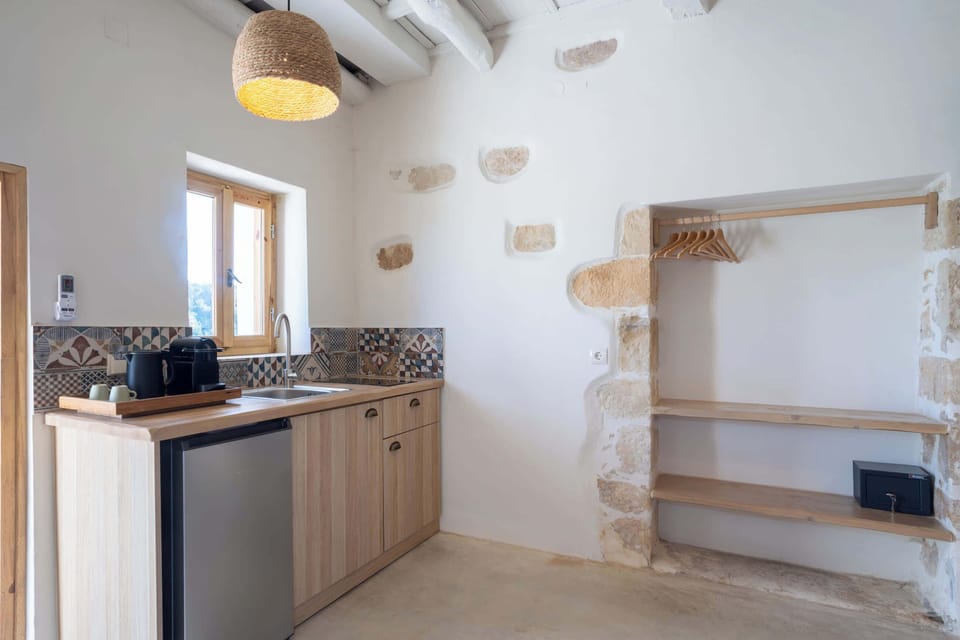 Open-Plan Kitchen and Living Area with Rustic Design