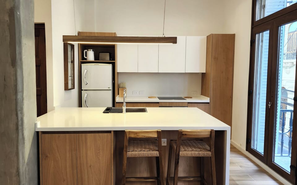 Cocina moderna totalmente equipada, con isla central y barra para desayunos.