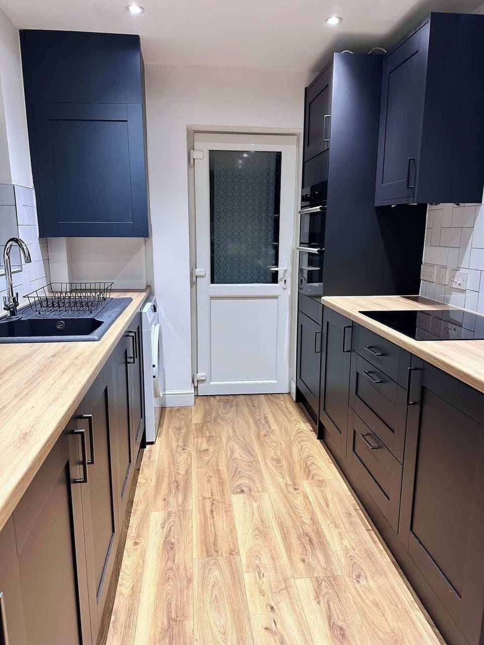 Cooking made easy with plenty of worktop space. The washing machine is also located here 