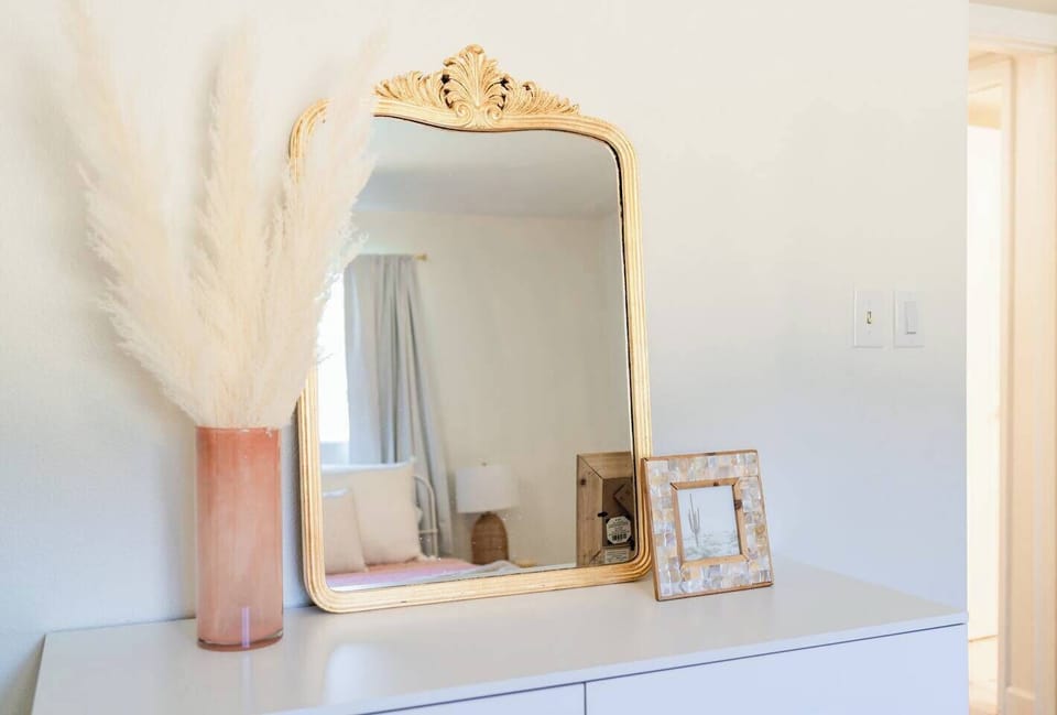 Gold mirror and soft vibes for a pretty touch
