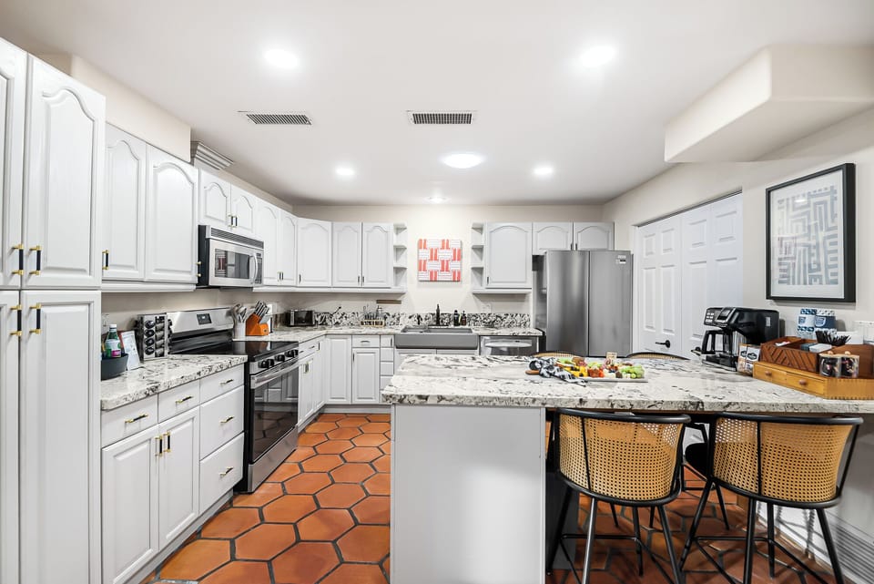 Spacious kitchen to easily prepare meals and snacks. 