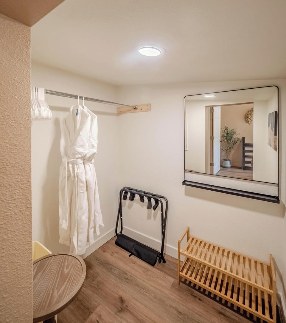 StayCasper+walk in closet+luggage rack+extra robes & towels