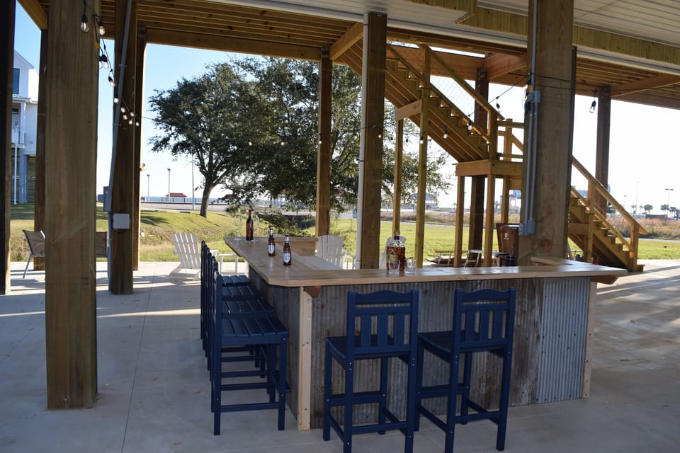 Under House bar Area with Grill & Refrigerator