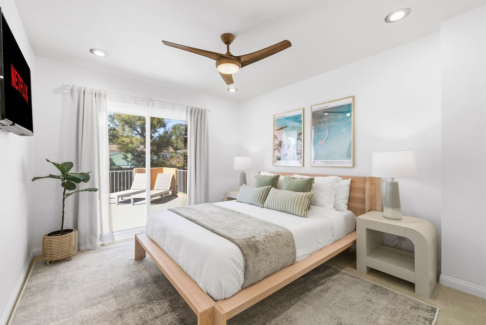 This queen bedroom evokes coral and emerald green hues, capturing coastal tranquility and beach waves. Perfect for a restful night’s sleep, just steps from Del Mar Beach.