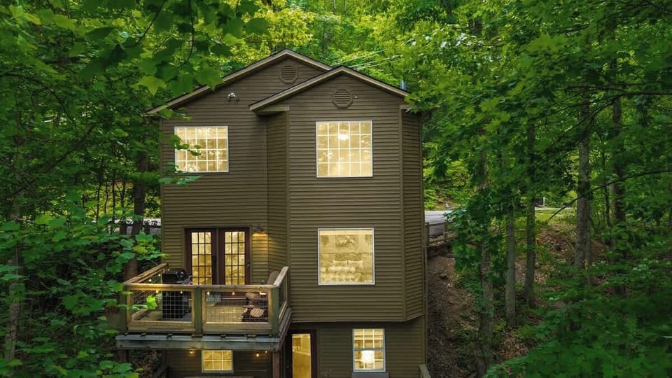Sugar Bear Chalet is a 4-bedroom chalet spanning over 3 levels. 0,25 miles from Ober Ski Resort.