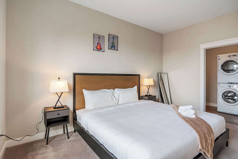 Unit 2: Bedroom - Queen Bed 