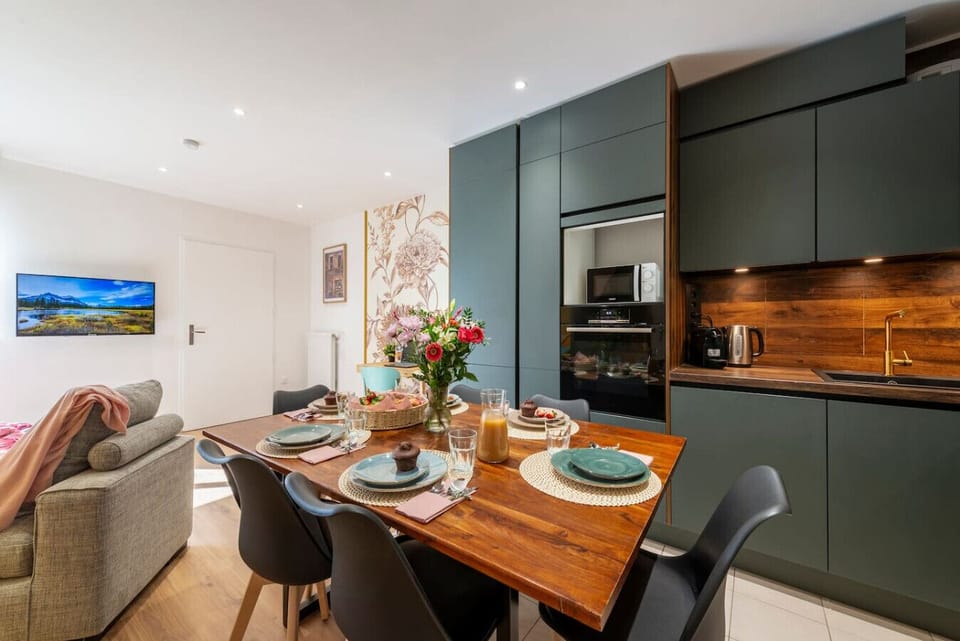 Cuisine moderne et élégante, entièrement équipée avec four, micro-ondes, lave-vaisselle, cafetière, bouilloire, réfrigérateur, congélateur et grill-pain