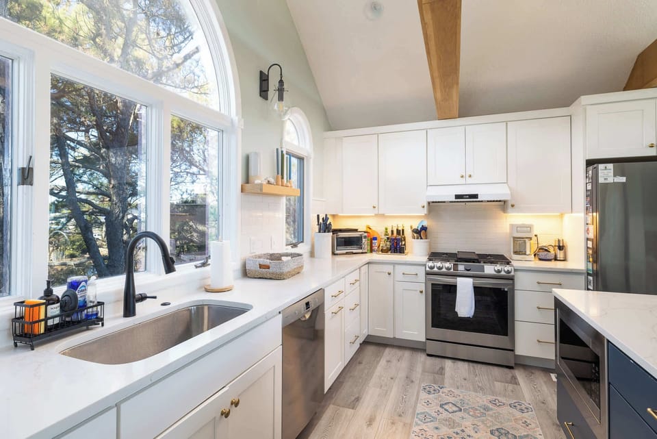 Modern, Fully Stocked Kitchen