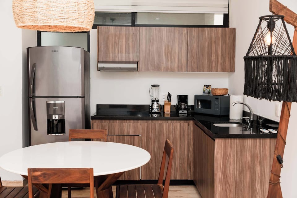 Equipped kitchen with dinning table 