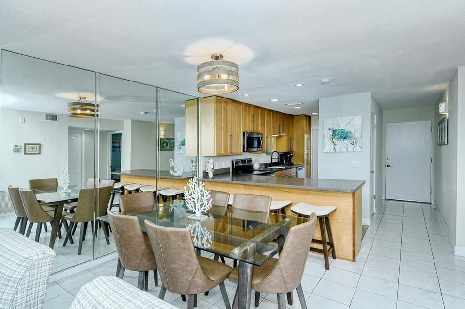 Kitchen/Dining Area/Entry