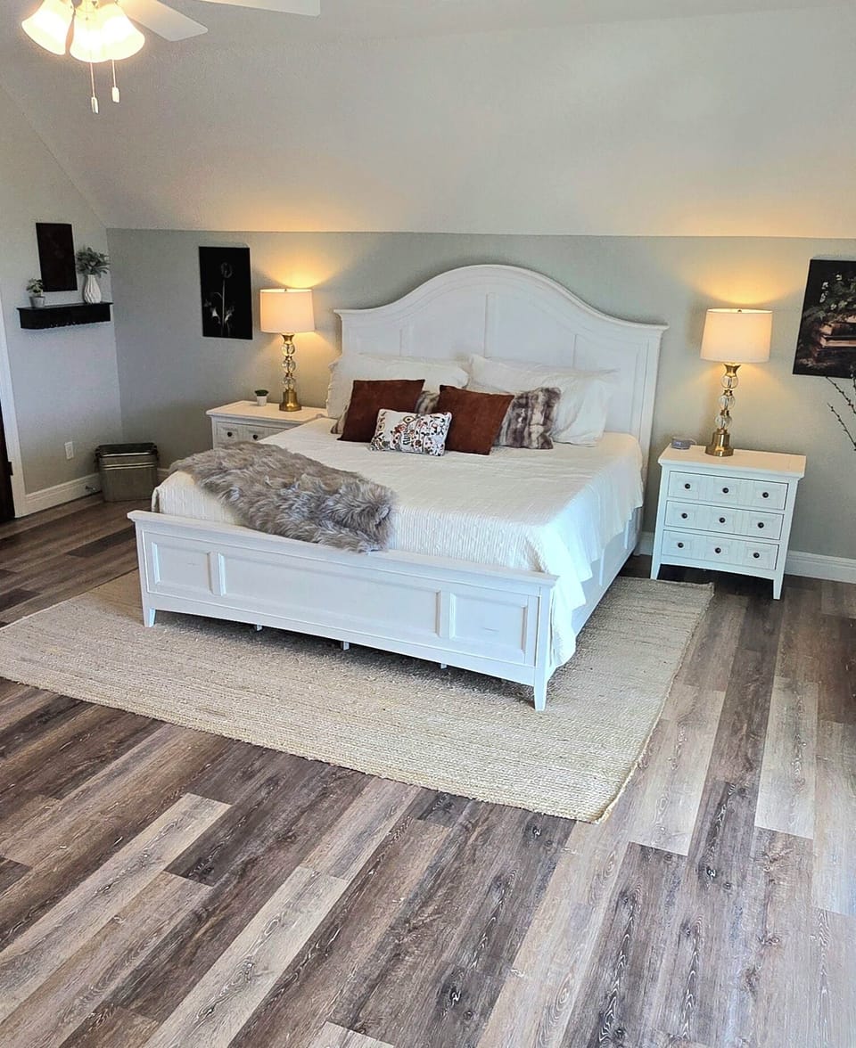 True master: king, queen, 2 twins. Deck, en suite, closet, dresser tv, Kuerig