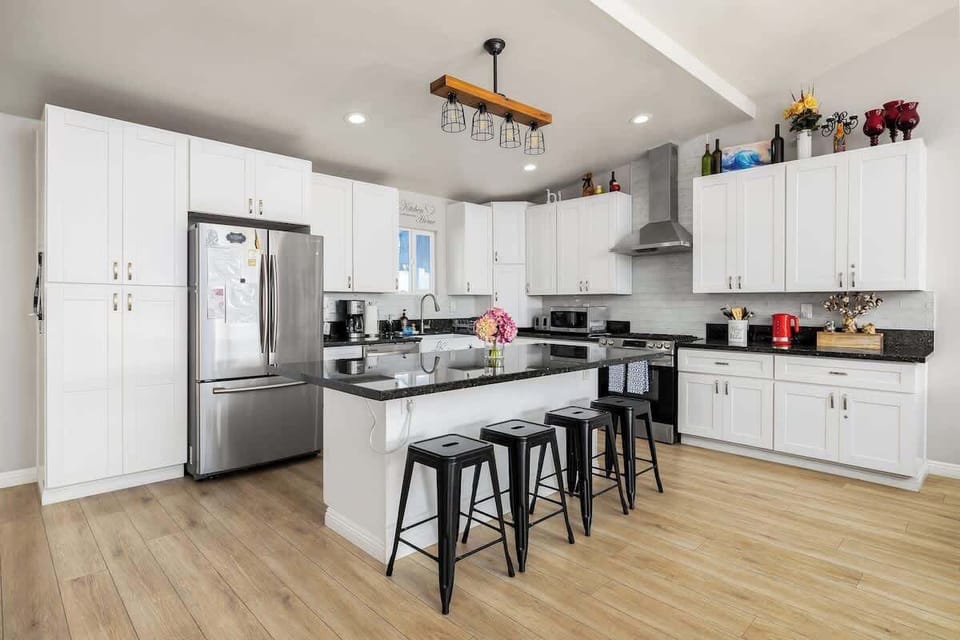 This kitchen is as beautiful as it is functional. Featuring contemporary design, all the necessary cooking essentials, and ample counter space, you're ready for any meal. Gather around the stylish breakfast bar with seating to enjoy a quick bite.