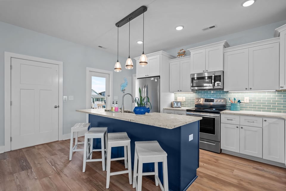 Top Level: Full stocked kitchen with bar counter