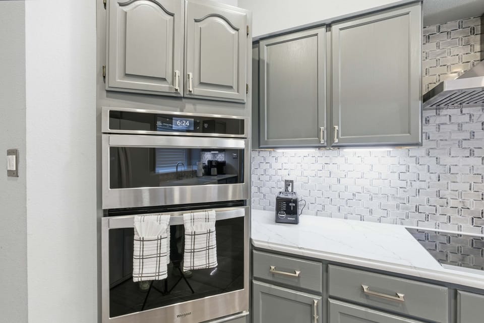 From pancake breakfasts to sunset cocktails, our kitchen has everything you need to cook, laugh, and savor the moment. 