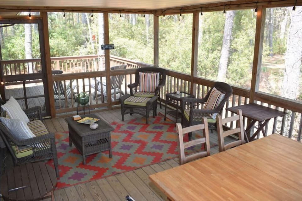 Large Screened in Porch!