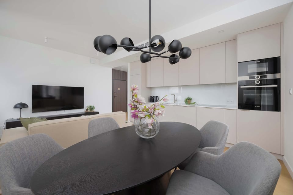 The living room's tasteful furnishings ensure a pleasant stay. 