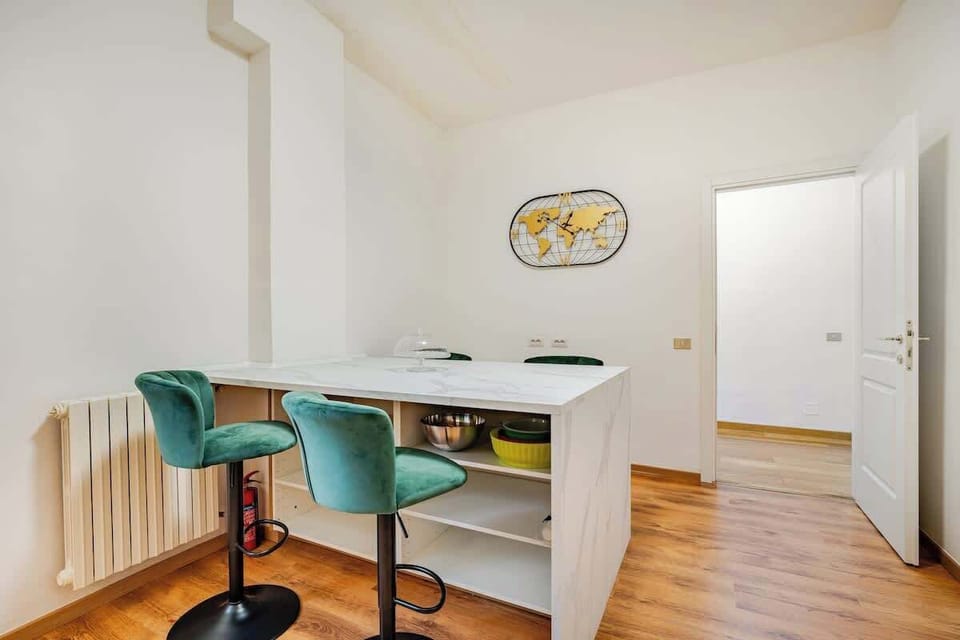 Comoda e pratica isola con sgabelli 