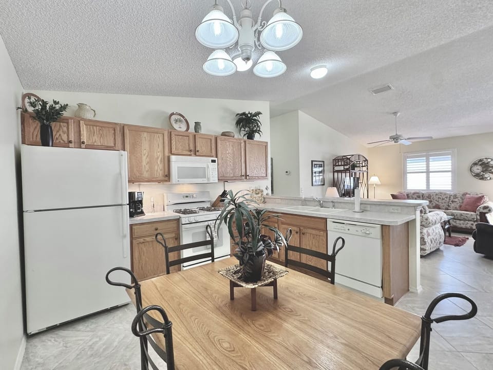 Fully Stocked Kitchen w/ Breakfast Nook for 4x