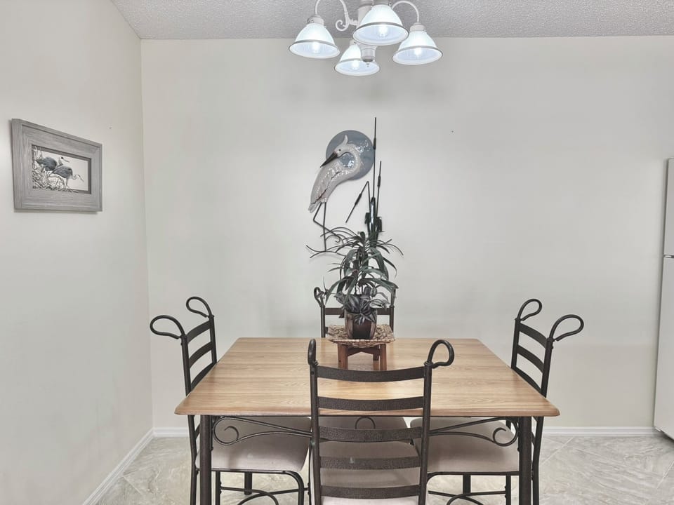 Breakfast Nook for 4x in the Kitchen
