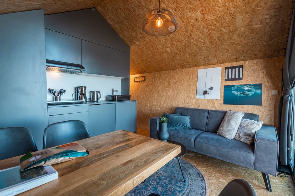Vakantiepark Wiedense meren - Tinyhouse havenzicht - Livingroom