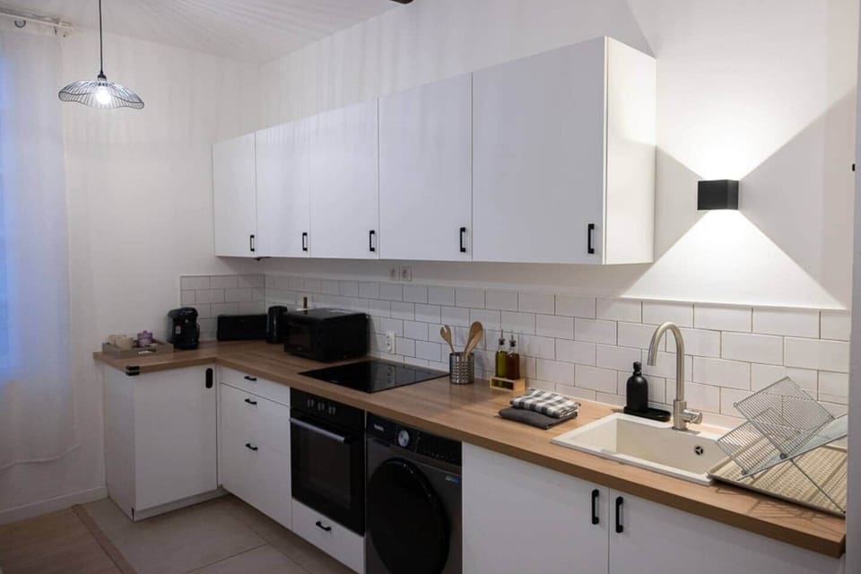 Cuisine équipée avec four, four micro-onde, grille-pain, bouilloire, machine à expresso (Tassimo), machine à laver