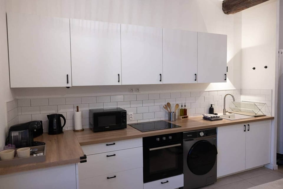 Cuisine entièrement équipée d'un four, plaque à induction, four micro-onde, grille-pain, bouilloire, machine à expresso (Tassimo), machine à laver