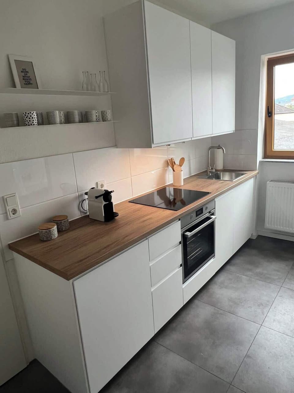 Gut augestattete Küche mit allem Nötigen zum Kochen 