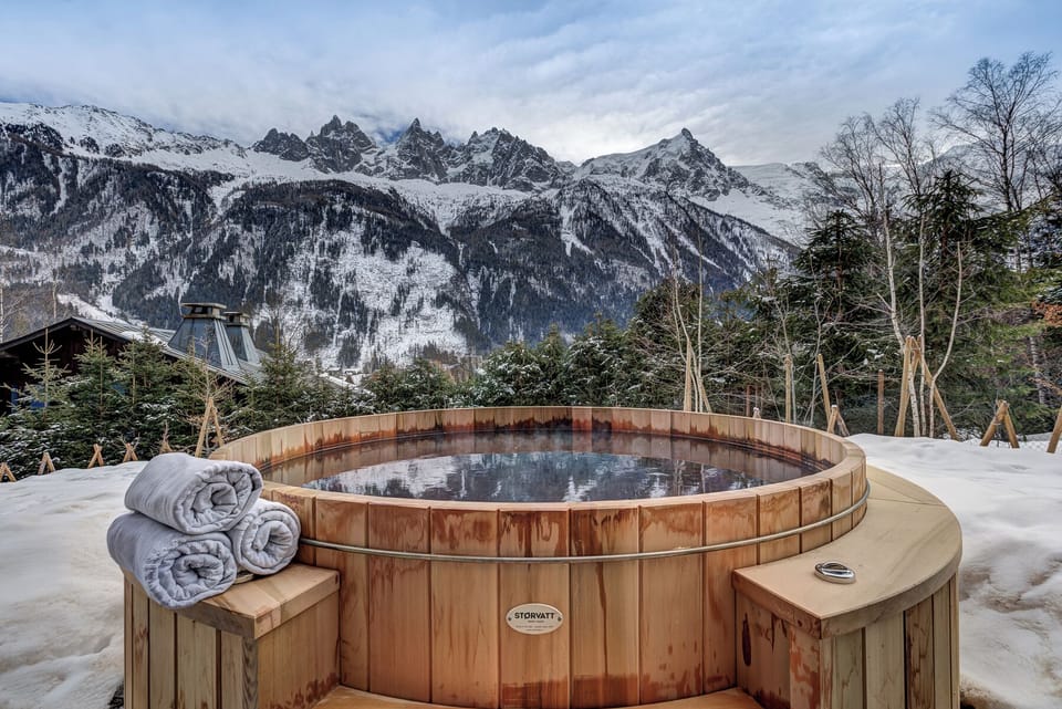 Outdoor spa tub