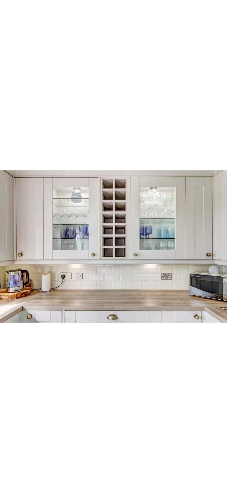 fully equipped kitchen 