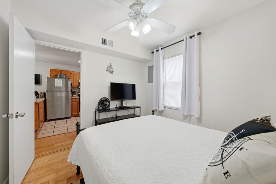 Second bedroom with queen bed