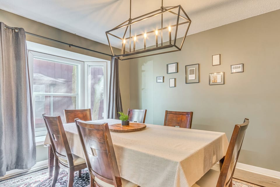 Dining Table | Dishware/Flatware | Main Floor