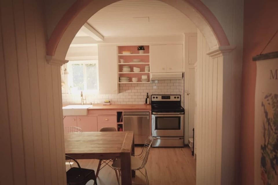 Tout le nécessaire est là : cuisinière, lave-vaisselle et accessoires pratiques pour des repas sans tracas.