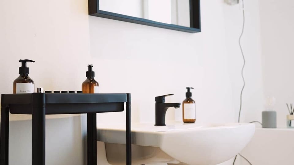 Modernes, sauberes Bad mit Dusche – für einen frischen Start in den Tag
