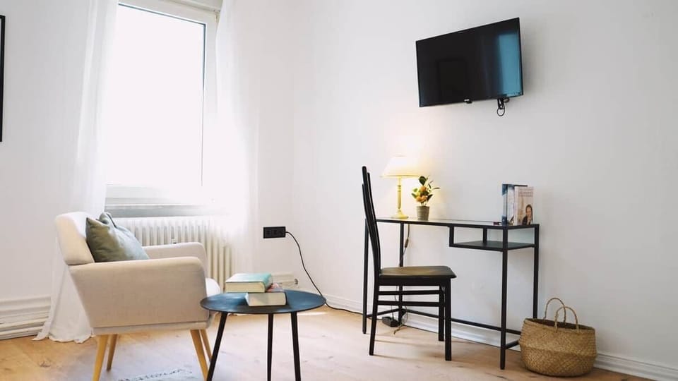 Praktischer Arbeitsplatz mit Tageslicht – ideal für konzentriertes Arbeiten oder kreative Pausen.