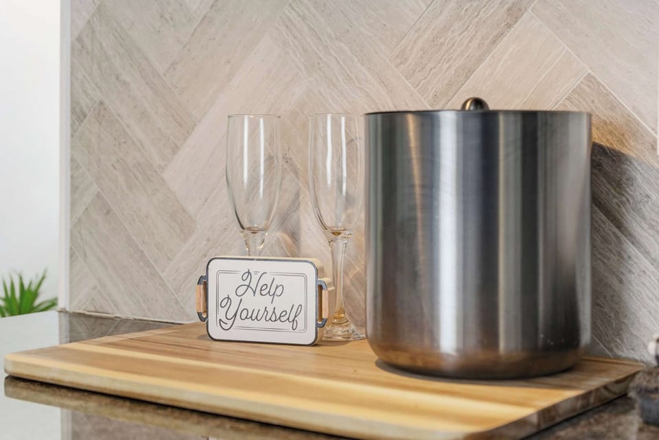 The inviting kitchenette is well equipped for an unforgettable getaway​