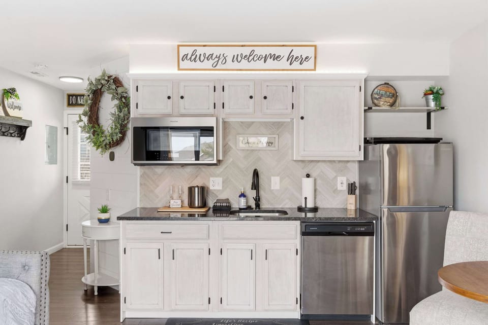 The inviting kitchenette is well equipped for an unforgettable getaway​
