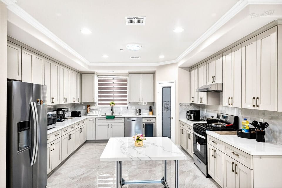 This kitchen is made for easy meals and good vibes #travelSGV
