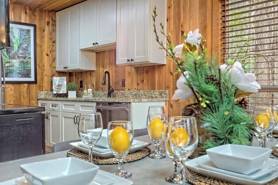 Think about the memories you'll have over a meal in our cedar log cabin. Great conversation over great food. With restaurant-style place settings and seating for eight, the dining room blends effortlessly blends modern and rustic design approaches. 