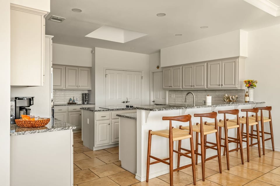Full kitchen