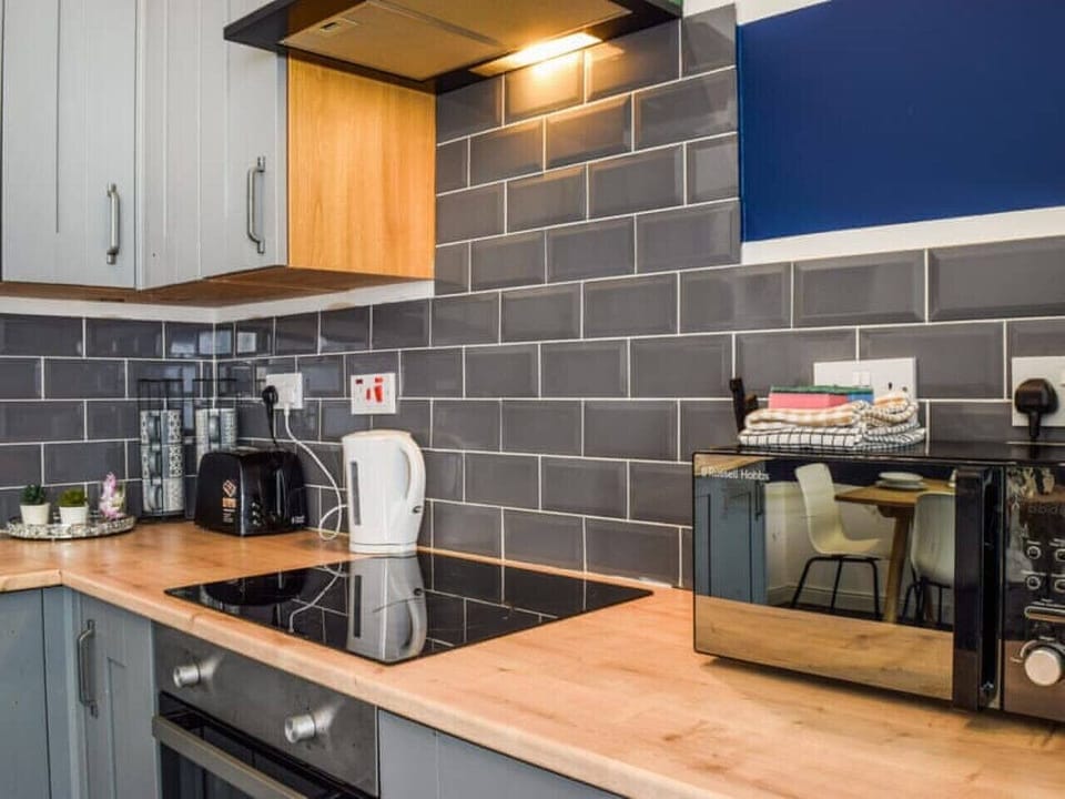 Make a quick hot drink or snack on the kitchen worktop beside the hob.