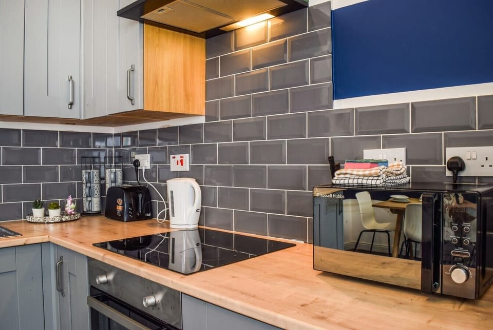 Brew a quick cuppa on the worktop with kettle, toaster, and microwave to hand.