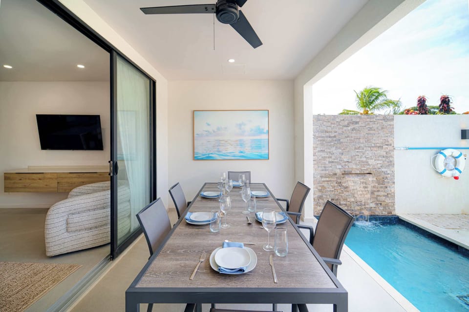 Private plunge pool + Patio. Luxury villa near Reeds Bay Beach Barbados!