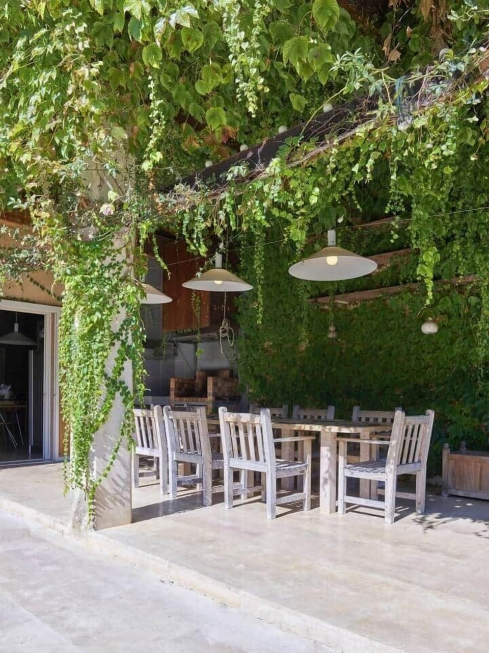 La terrasse extérieure couverte, attenante à la cuisine