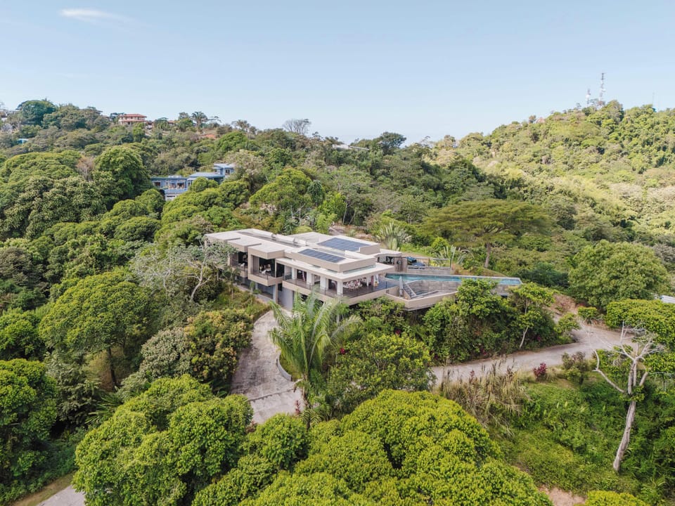 Tropical Setting – Experience the beauty of Costa Rica’s natural paradise.