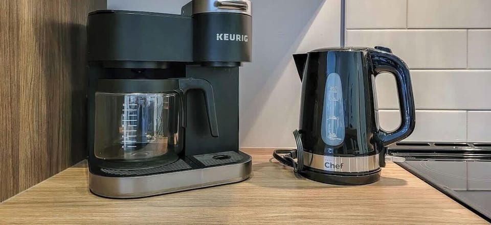 2 options Café : Keurig et café filtre. Apportez votre café :)