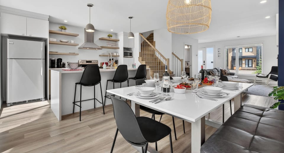 "Beau logement avec de belles commodités pour des vacances en famille! L’hôte était disponible et répondait rapidement ! Leur guide nous a permis de connaître les activités à proximité et de pouvoir en profiter! Je recommande!" Sarah (Montréal)