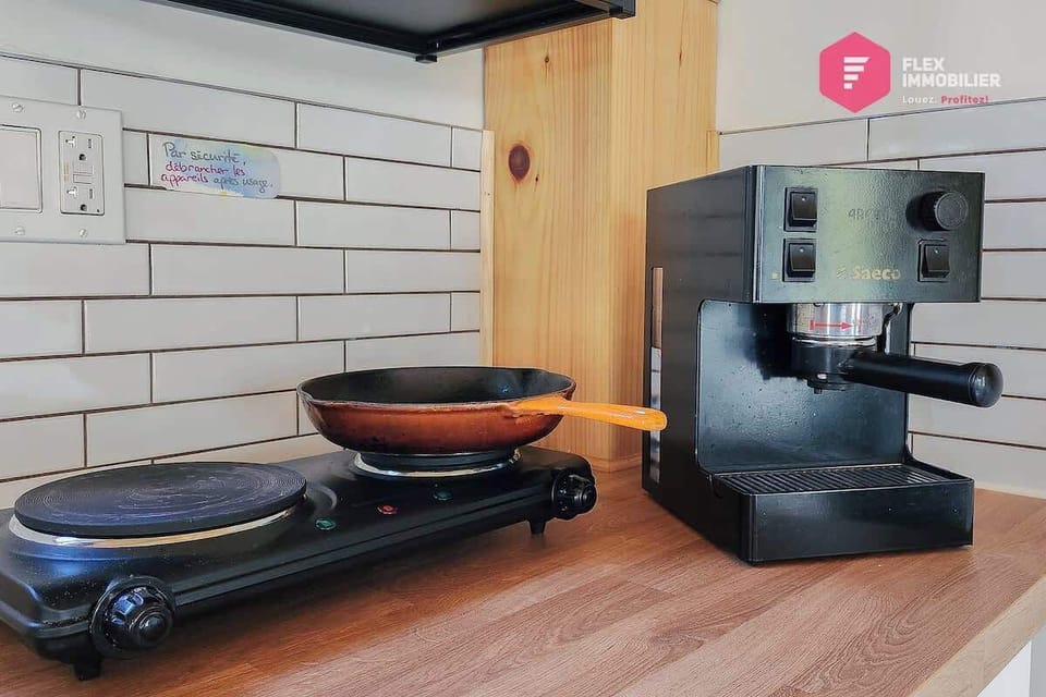 Un mini-frigo, une machine à espresso et deux ronds électriques pour la cuisson.