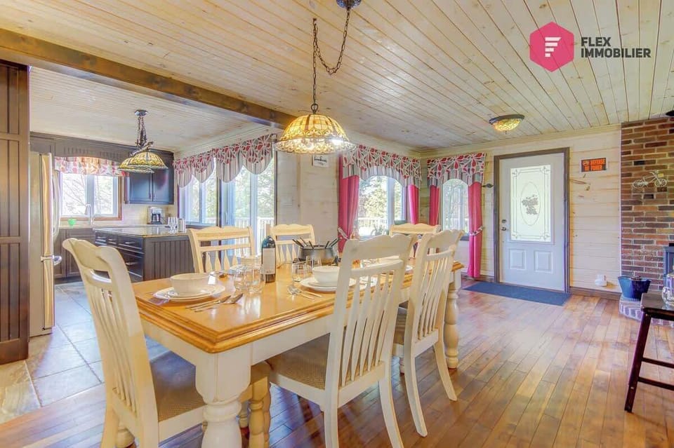 "Beau chalet, impeccable, tranquille et parfait pour se retrouver en famille. On a vraiment aimé." Vanessa (Beloeil)