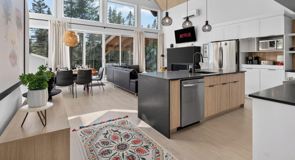 "Went with a few friends. Ideal for a relaxing getaway! House had everything we needed and was an easy drive to Quebec-City and Montmorency Falls. Would definitely stay here again!" Alexa (Boston, MA)